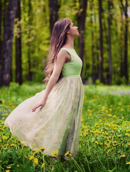 Frau im Wald — Stockfoto