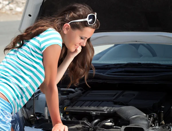 女性は壊れた車の近くに立っています。 — ストック写真