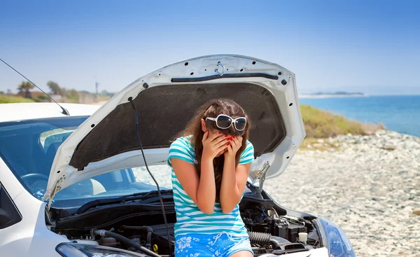 女性は壊れた車の近くに立っています。 — ストック写真