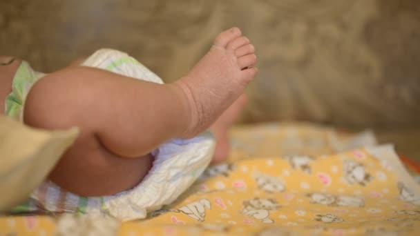 Full HD video of newborn baby 's feet — стоковое видео