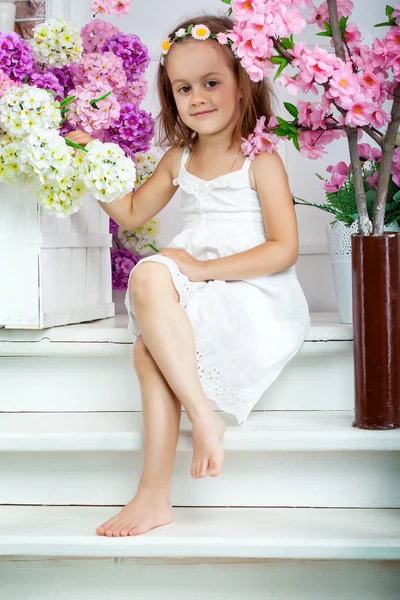 Little girl is sitting on the stairs — Stock Photo, Image
