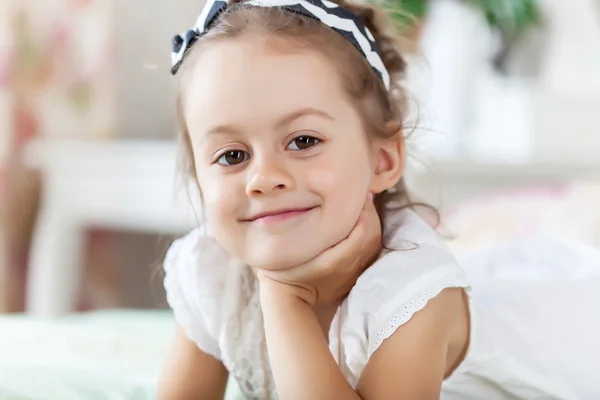 Mädchen liegt auf dem Bett — Stockfoto