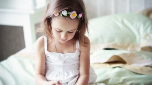 Niña en vestido blanco con teléfono móvil. Vídeo FullHD — Vídeos de Stock