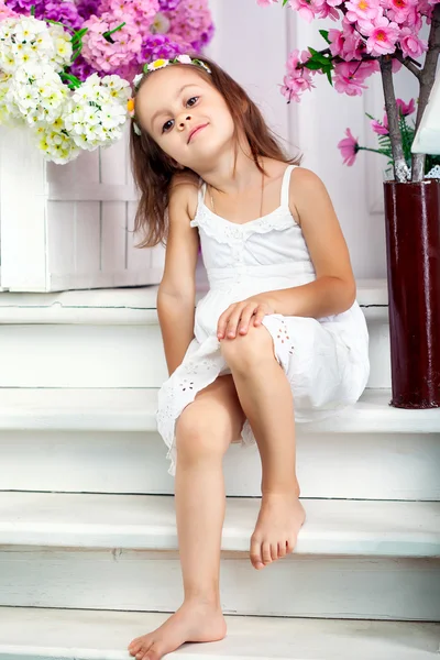 小さな女の子は、階段に座っています。 — ストック写真
