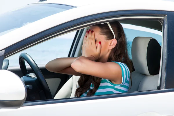 Een bang vrouw is in de auto — Stockfoto