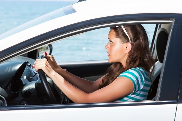 Eine verängstigte Frau sitzt im Auto — Stockfoto