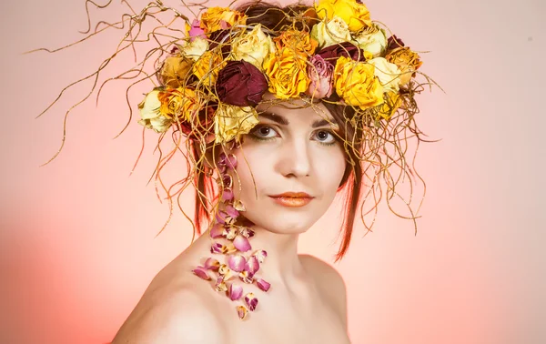 Femme avec une couronne sur la tête — Photo