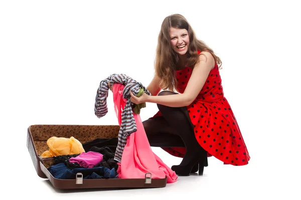 Молода дівчина-підліток з відкритою валізою — стокове фото