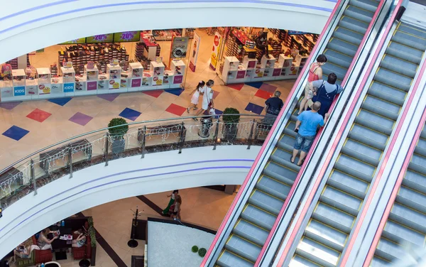 Alışveriş Merkezi ve insanlar yürüyen merdiven üzerinde görüntüleyin — Stok fotoğraf