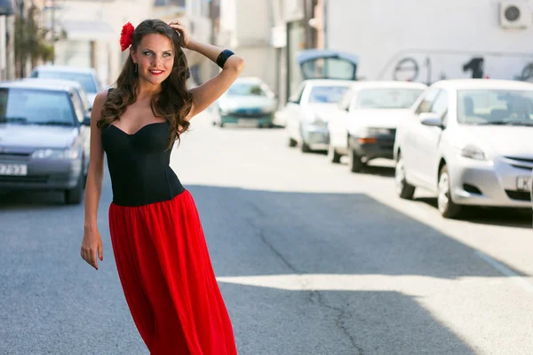 Spanierin im schwarzen Kleid posiert in der Stadt — Stockfoto