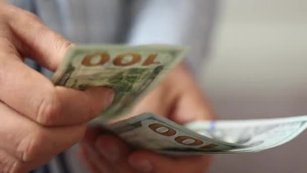 Dłonie liczą dolary amerykańskie lub płacą gotówką na tle pieniężnym. — Wideo stockowe