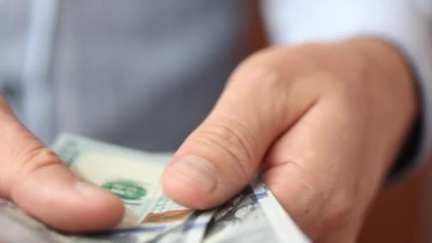 Handen tellen US Dollar rekeningen of contant betalen op geld achtergrond. — Stockvideo