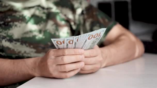 Handen tellen US Dollar rekeningen of contant betalen op geld achtergrond. — Stockvideo