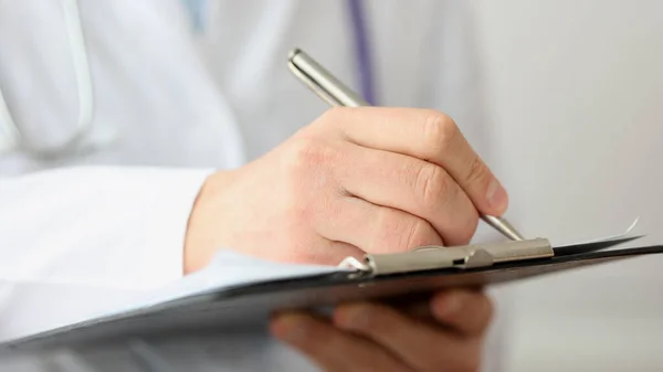 Dokter die patiëntenaantekeningen schrijft voor een medische test — Stockfoto