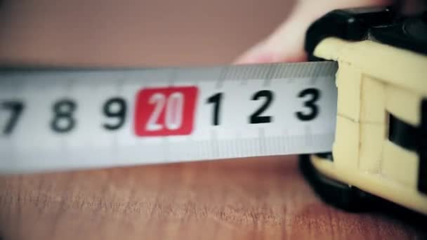 Měřič žluté pásky, role měřicí pásky. — Stock video