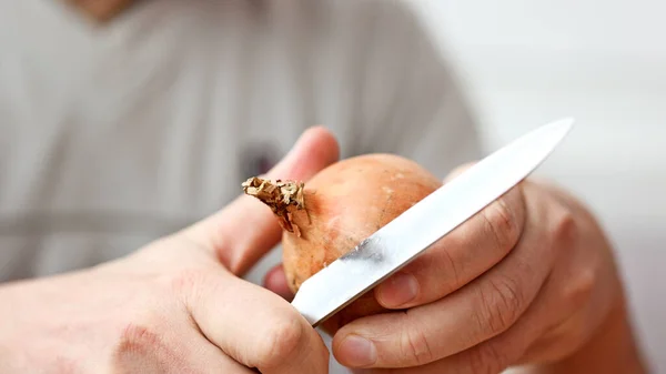 Close-up of peeling onion — Stock Photo, Image