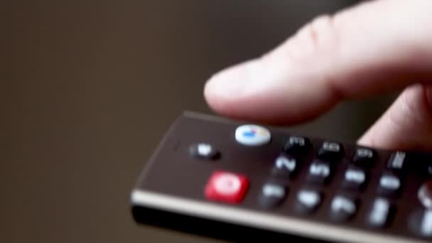 Télécommande TV close-up. Homme appuyant sur le bouton d'alimentation. — Video
