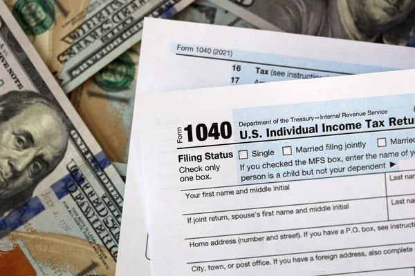 ΗΠΑ 1040 ατομική δήλωση φόρου εισοδήματος με τα χαρτονομίσματα των 100 δολαρίων. — Φωτογραφία Αρχείου
