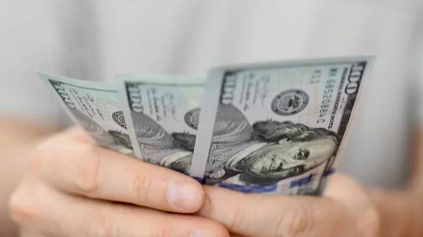 Man tellen dollarbiljetten. Close up van mannelijke handen tellen geld cash. — Stockfoto