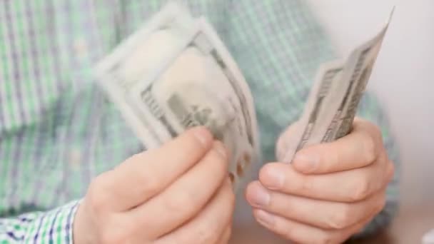 Hombre contando billetes de dólar. Primer plano de las manos masculinas cuentan dinero en efectivo . — Vídeo de stock