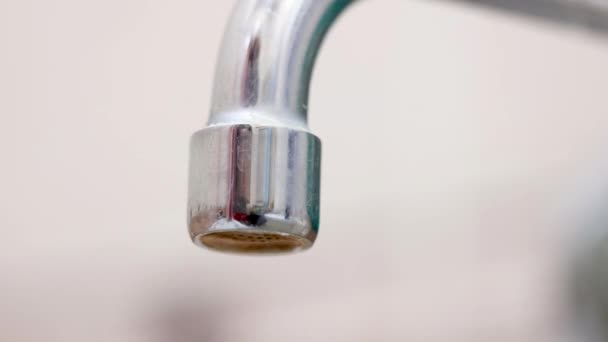 Acqua gocciolante dal vecchio rubinetto sporco — Video Stock
