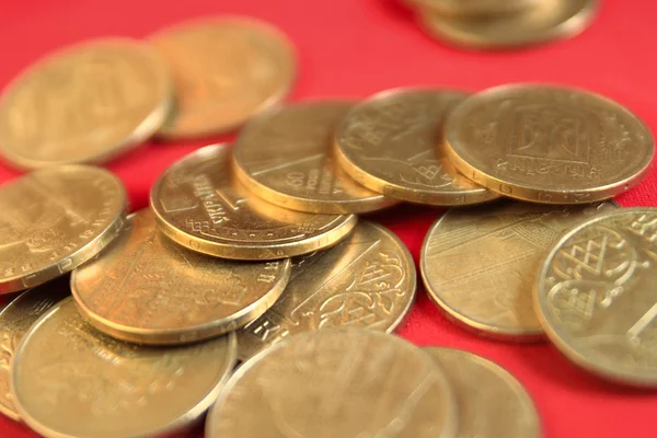 Münzen in den roten Zahlen. — Stockfoto