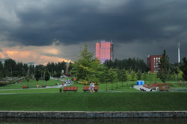 Gök gürültüsü fırtına öncesi.