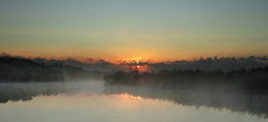 Gölde gün doğumu.