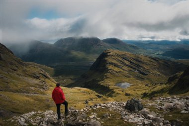 Dağın tepesindeki bir yürüyüşçü Skye Adası 'nın muhteşem manzarasını görür. Bla Bheinn, Skye Adası, İskoçya 
