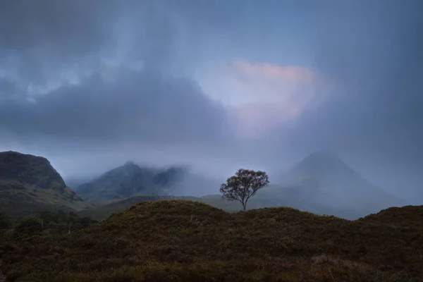 Ochtend Uitzicht Rivier Met Waterval Bewolkte Bergketen Scenic Zomerlandschap Met — Stockfoto