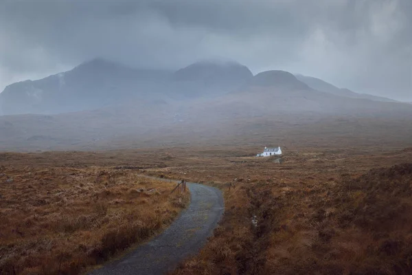 Dağ yolu dağın eteğindeki ücra bir kulübeye çıkıyor.