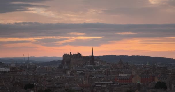 Blick auf die Stadt Edinburgh vor dem Hintergrund des Sonnenuntergangs — Stockvideo