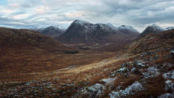 Zimowy szkocki krajobraz z górami i doliną — Zdjęcie stockowe