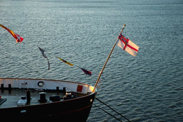 Flaga na rufie jachtu — Zdjęcie stockowe