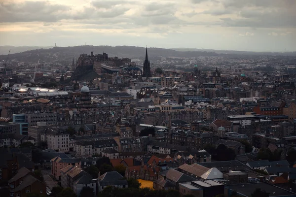 Top uitzicht op Edinburgh overdekte wolken en het kasteel — Stockfoto