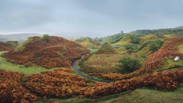 Vista paisagem de montanhas com caminho no outono — Fotografia de Stock