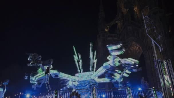 Karusell i Edinburgh December stad på natten nöjesfältet — Stockvideo