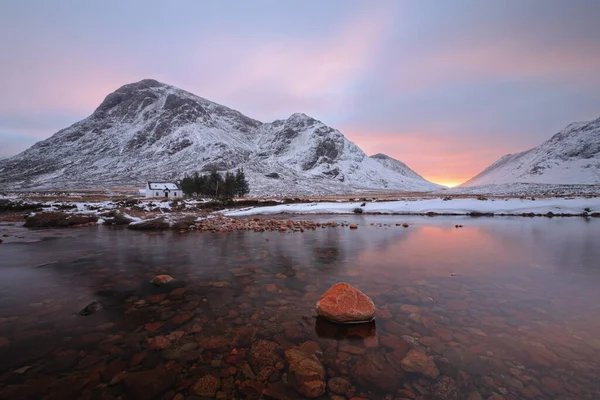 Gün batımında İskoçya 'daki Glencoe nehri ve vadisi.