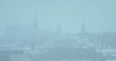 Edinburgh kış fırtınası şehir merkezinde