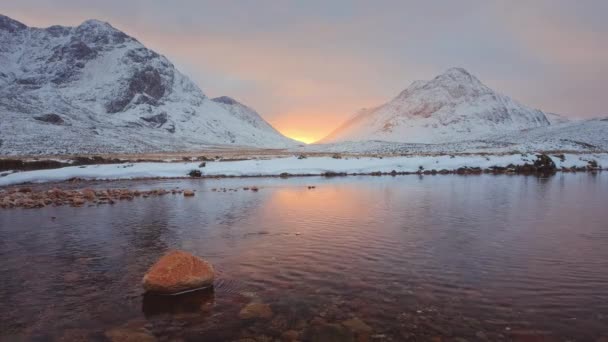 Calm river with stone on the foreground in the Scottish Highlands at sunset — Stockvideo