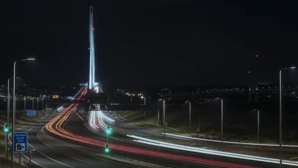 Včas na silnici vedoucí k velkému mostu a světla z aut v noci — Stock video