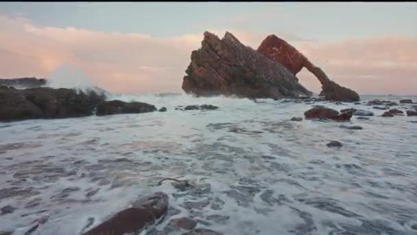 Imagens em tempo real do arco do mar natural com movimento do mar — Vídeo de Stock