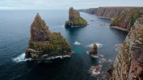 View Sea Cliffs Stacks Duncansby Beautiful Coastal Rock Formation Scotland — стокове відео