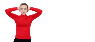 Kırmızı elbiseli seksi sarışın gibi poz ver.