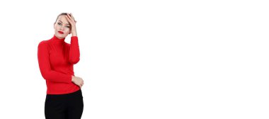 Kırmızı elbiseli seksi sarışın modeli.