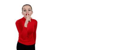 Kırmızı elbiseli seksi sarışın manken. Sessiz ol.