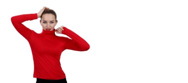 Seksi ve genç ve kırmızı elbiseli kız.