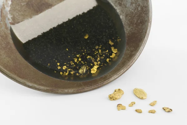 Goldpfanne mit natürlichem Placer Gold — Stockfoto