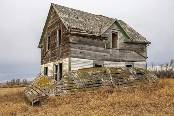 Abandoned farm house on prairie — Stock Photo, Image