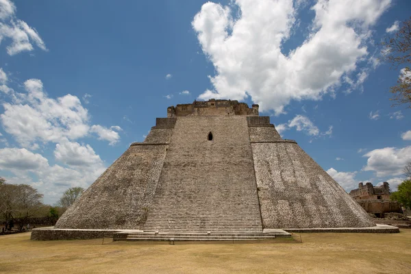 Čelní pohled mayské pyramidy — Stock fotografie